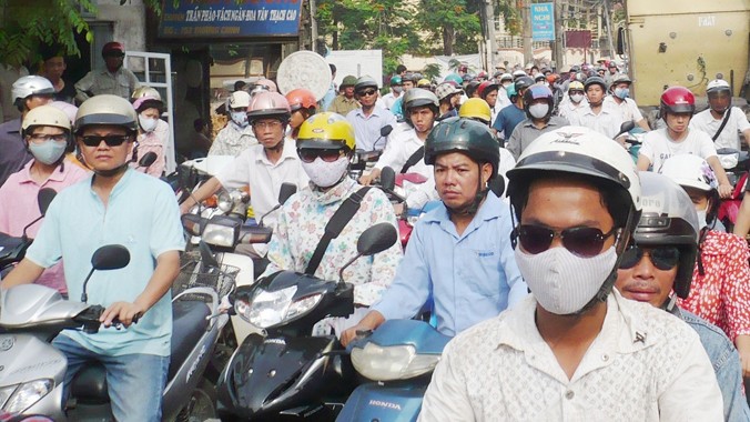 Nhiều tuyến đường, nút giao thông Hà Nội đang bị quá tải trầm trọng gây ô nhiễm không khí tới mức nguy hại. Ảnh: Anh Trọng