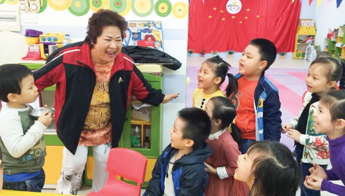 Minh Vượng hạnh phúc bên các bạn nhỏ trường mầm non quốc tế Việt - Bun.
