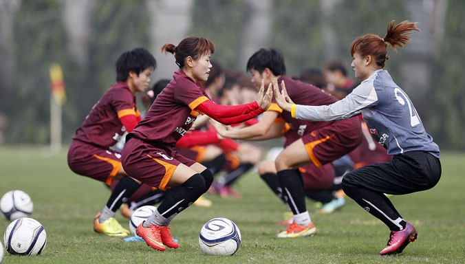 Các cô gái của ĐT bóng đá nữ Việt Nam vẫn miệt mài tập luyện, thi đấu xa nhà dù đúng dịp lễ 8/3 của chị em. Ảnh: VSI