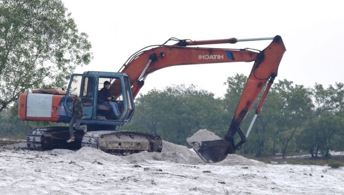 Xe múc hạng nặng bị phát hiện đào múc cát trái phép tại vùng quy hoạch mỏ cát Trầm Bàu Bàng (huyện Phong Điền, tỉnh TT-Huế).
