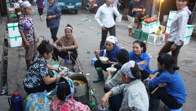 Phút thảnh thơi của những người phụ nữ làm nghề cửu vạn ở chợ Long Biên.