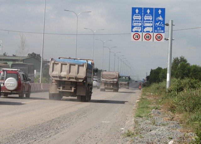 Tuyến đường tránh Tp. Biên Hòa có mật độ xe ben chở đá lưu thông dày đặc.