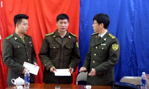 Chi cục trưởng Kiểm lâm Bắc Cạn thăm hỏi, động viên kiểm lâm huyện Ngân Sơn. Ảnh: Báo Nhân dân