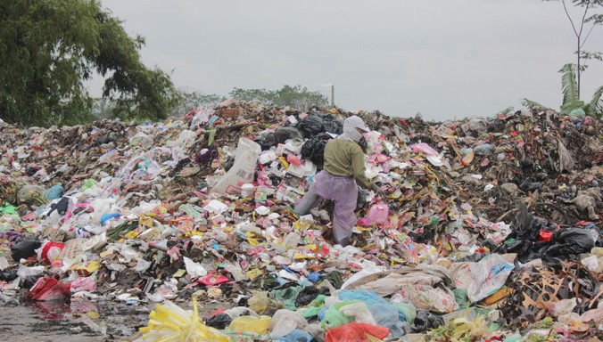 Thu gom rác tại xã Đại Yên, huyện Chương Mỹ, Hà Nội.