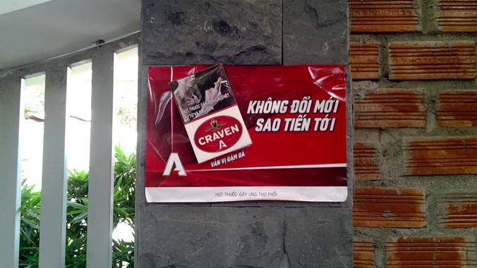 Áp - phích quảng cáo thuốc lá dán đầy trên các bức tường của nhiều quán cà phê, tiệm tạp hóa trên địa bàn Pleiku.
