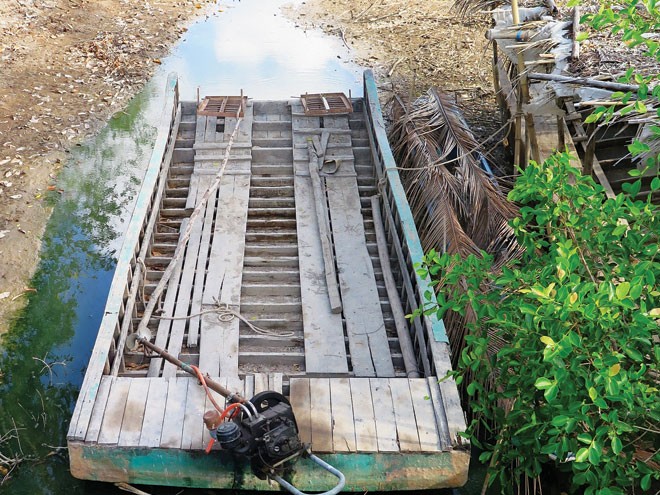 Sông rạch ở Cà Mau cạn khô, khiến chi phí vận chuyển tăng vọt. Ảnh: Tiến Hưng
