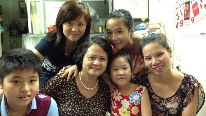 Bà Hạnh (giữa) với các con cháu và chị Trang - người con bị trao nhầm (bên phải).