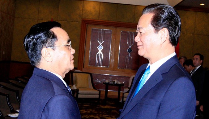 Thủ tướng Nguyễn Tấn Dũng đón Thủ tướng Lào Thongsing Thammavong đến dự buổi lễ. Ảnh: TTXVN