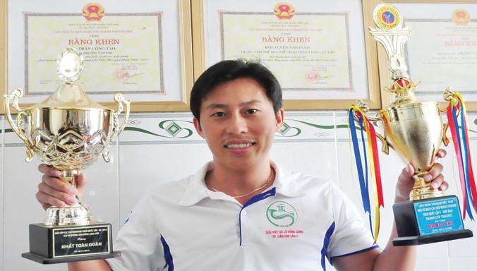 Anh Trần Công Tạo với cúp vô địch thế giới.