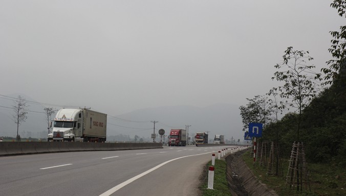 Những đoạn đường quanh co trên tuyến đường Quốc lộ 1 BOT đoạn cầu Bến Thủy 2, thị xã Hồng Lĩnh không có hệ thống chống lóa.