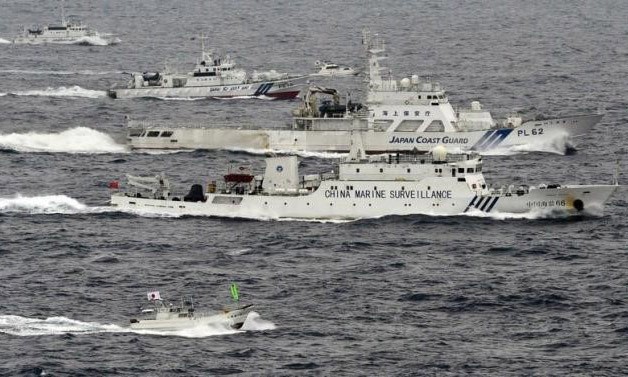 Tàu hải giám Trung Quốc và các tàu tuần tra của Nhật Bản di chuyển gần quần đảo Senkaku mà Bắc Kinh gọi là Điếu Ngư ngày 23/4/2013.