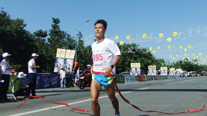VĐV Hoàng Nguyên Thanh về đích giải chạy Bình Dương đầu năm 2016. Ảnh: Bình Phước
