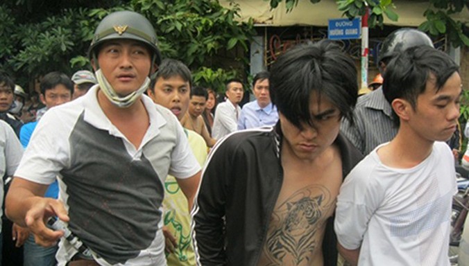 “Hiệp sĩ” Minh Tiến (trái) khống chế đối tượng cướp giật.