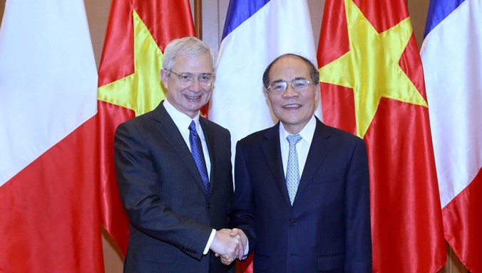 Chủ tịch Quốc hội Nguyễn Sinh Hùng đón và hội đàm với Chủ tịch Quốc hội Pháp Claude Bartolone. Ảnh: TTXVN