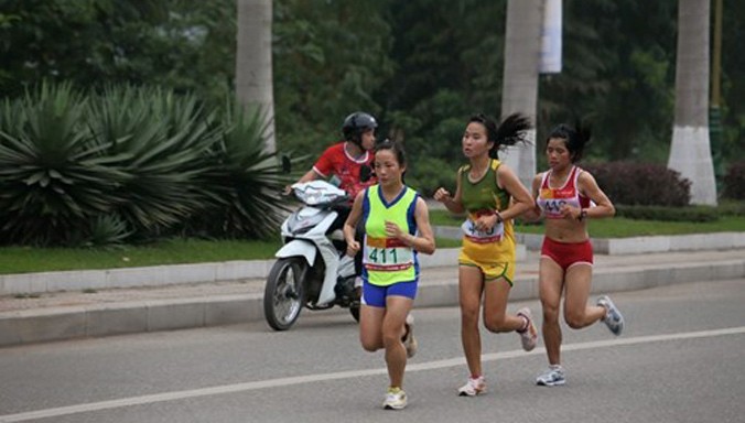 Các VĐV marathon nữ thi đấu ở giải năm 2015. Ảnh: Hồng Vĩnh