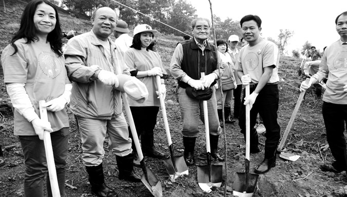 Ông Okada Takuya (thứ 4 từ trái qua), 91 tuổi, Chủ tịch Quỹ môi trường Aeon trồng cây tại rừng Ba Vì.