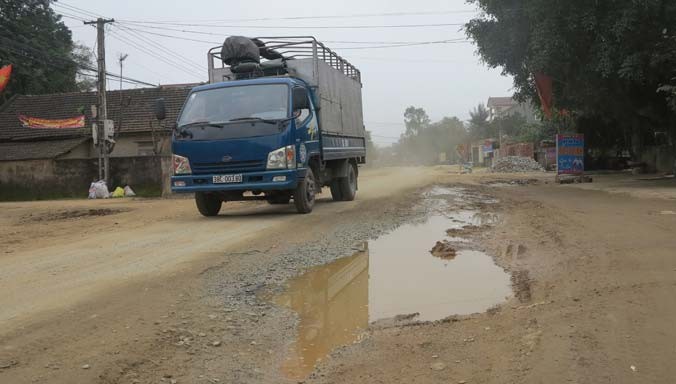 Đường tỉnh lộ tại huyện Nghi Xuân bị xuống cấp nghiêm trọng.