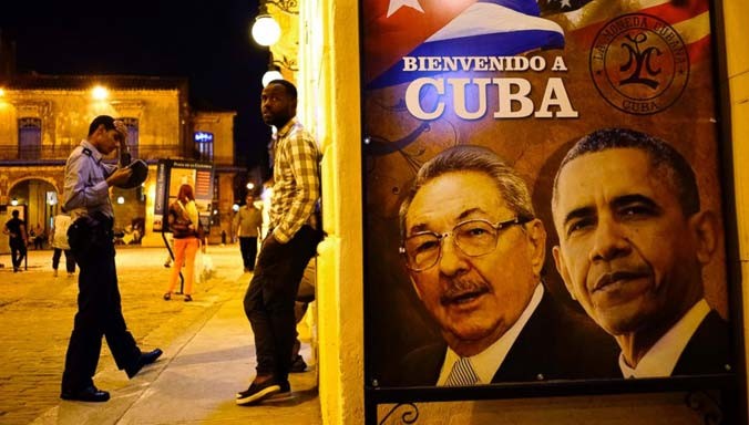 Bên ngoài một nhà hàng ở Havana có tấm biển in hình Chủ tịch Cuba Raul Castro và Tổng thống Mỹ Barack Obama cùng dòng chữ “Chào mừng tới Cuba”. Ảnh: AP