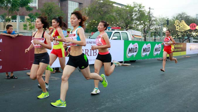 Các VĐV cự li 5km nữ tuyển thi đấu.