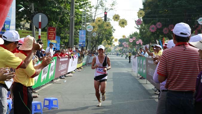 VĐV chủ nhà Cần Thơ Võ Chí Hiếu là VĐV lớn tuổi nhất, sinh năm 1972, tham dự nội dung marathon.