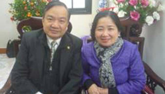 Anh Cao Cảnh Giác, con trai út nhạc sỹ Hoàng Hòa, và vợ.