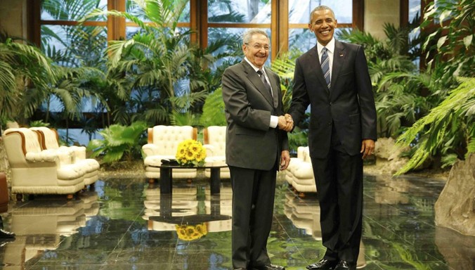 Tổng thông Mỹ Barack Obama và Chủ tịch Cuba Raul Castro bắt tay trước khi hội đàm. Ảnh: BBC
