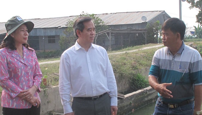 Thống đốc Nguyễn Văn Bình và lãnh đạo tỉnh An Giang thăm ao nuôi cá tra trong chuỗi liên kết Nghị quyết 14 của ông Nguyễn Văn Tuấn, xã Bình Thủy, Châu Phú, An Giang.