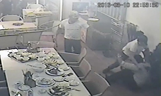 Cảnh đâm chủ nhà hàng được camera an ninh ghi lại