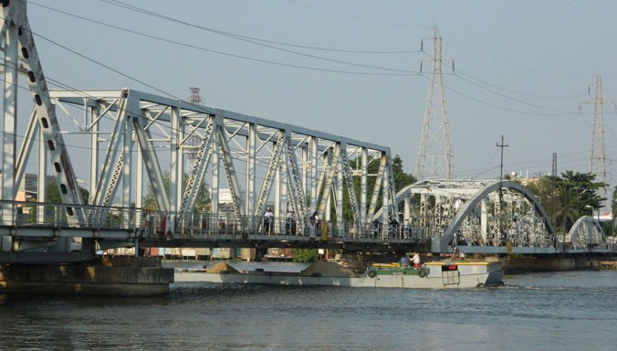 Cầu Bình Lợi (TPHCM) bị sà lan, tàu thuyền đâm va khoảng 10 lần,