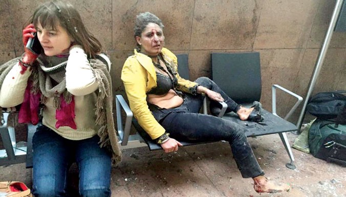 Hai phụ nữ bị thương khi bom nổ ở sân bay Brussels sáng qua. Ảnh: AP