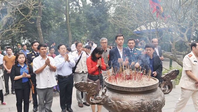 Các đại biểu đoàn hành trình về nguồn trong chương trình Kỷ niệm 20 năm Gương mặt trẻ Việt Nam tiêu biểu dâng hương tại Đền Hùng (Phú Thọ). Ảnh: Xuân Tùng