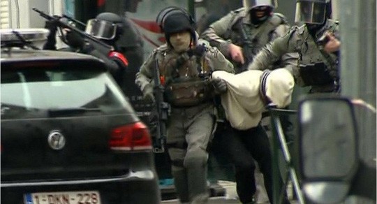 Salah Abdeslam bị cảnh sát Bỉ bắt giữ trong cuộc đột kích mới đây.