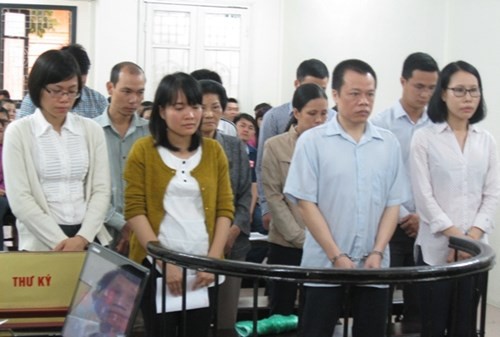 Vợ chồng Nguyễn Hoàng Long (bên phải)
