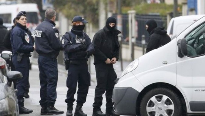 Khi bắt nghi can khủng bố Reda Kriket, cảnh sát Pháp phong tỏa khu vực quanh căn hộ ở ngoại ô Argenteuil. Ảnh: Getty Images
