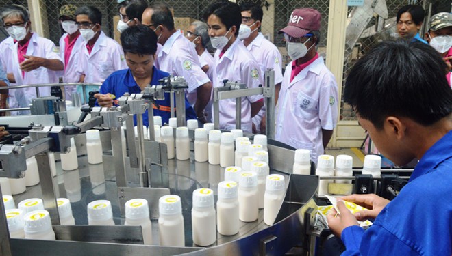 Các thành viên Câu lạc bộ Chuyên gia Cây ăn quả Bayer tham quan Nhà máy Sản xuất của Bayer tại thành phố Biên Hòa, tỉnh Đồng Nai.