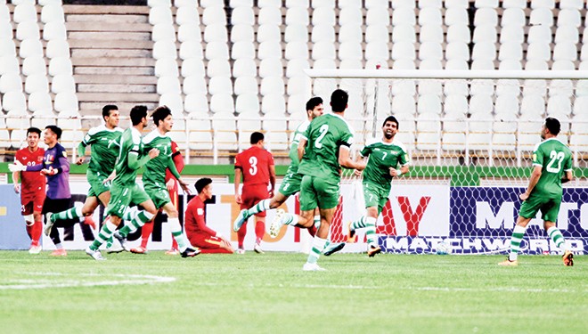 Các cầu thủ Iraq ăn mừng bàn thắng duy nhất vào lưới tuyển Việt Nam ở cuối hiệp 1. Ảnh: VSI