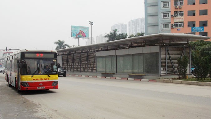 Hạng mục nhà chờ của buýt nhanh BRT đã xây dựng xong trên đường Lê Văn Lương. Ảnh: Anh Trọng