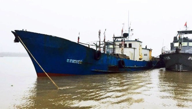 Chiếc tàu chở hơn 100.000 lít dầu DO của Trung Quốc đang bị cơ quan chức năng của Việt Nam tạm giữ do xâm phạm trái phép chủ quyền biển của Việt Nam. Ảnh: Tuổi trẻ