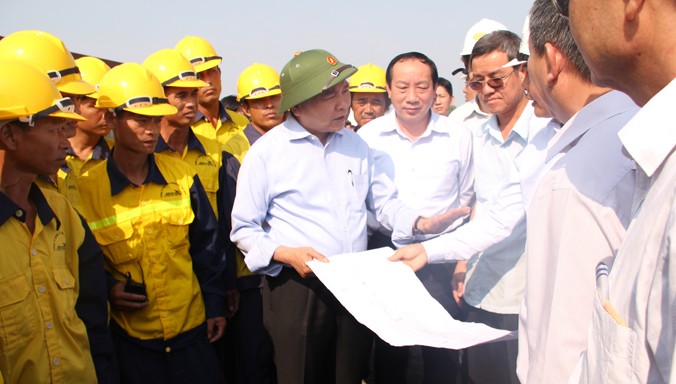 Phó Thủ tướng Nguyễn Xuân Phúc tại khu vực thi công cầu Ghềnh. Ảnh: Đức Minh