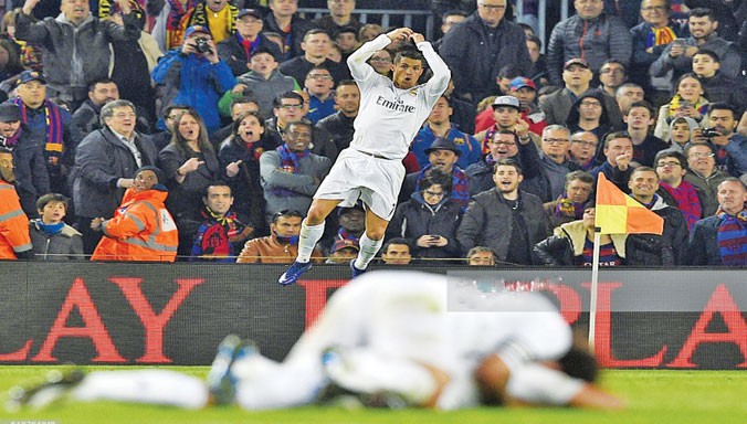 Ronaldo ăn mừng bàn quyết định giúp Real đánh bại Barca ngay tại Nou Camp. Ảnh: GETTY IMAGES