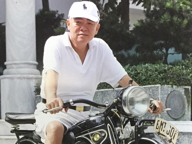 Chủ tịch VFF Lê Hùng Dũng bên chiếc xe BMW R2 mang biển số BMT 001, chiếc mô tô đầu tiên được đăng ký tại nước Việt Nam Dân chủ Cộng hòa.