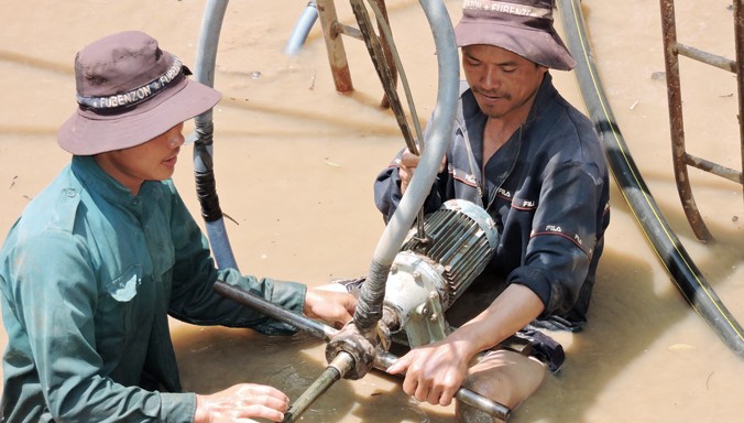 Dân thôn 6, xã Cư Né khoan mạch ngang tìm nước.