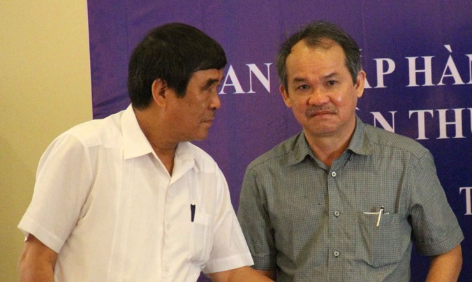 Phó chủ tịch VFF Nguyễn Xuân Gụ (trái) cho biết, Chủ tịch Lê Hùng Dũng vẫn đang chỉ đạo, điều hành VFF. Ảnh: VSI