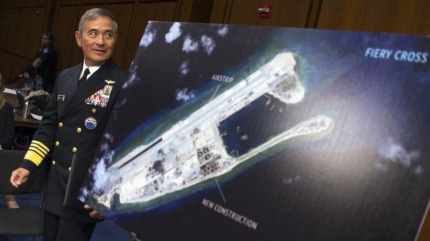 Đô đốc Harry Harris, tư lệnh Bộ Chỉ huy Thái Bình Dương của Mỹ, giới thiệu ảnh vệ tinh cho thấy Trung Quốc đang xây dựng trái phép trên đá Chữ Thập thuộc quần đảo Trường Sa của Việt Nam. Ảnh: AP