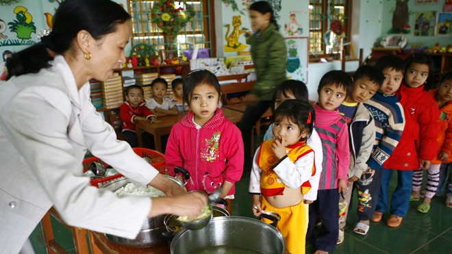 Giờ ăn của trẻ tại một trường mầm non ở quận Long Biên - Hà Nội (ảnh minh họa, không phải nhân vật trong bài). Ảnh: Hồng Vĩnh