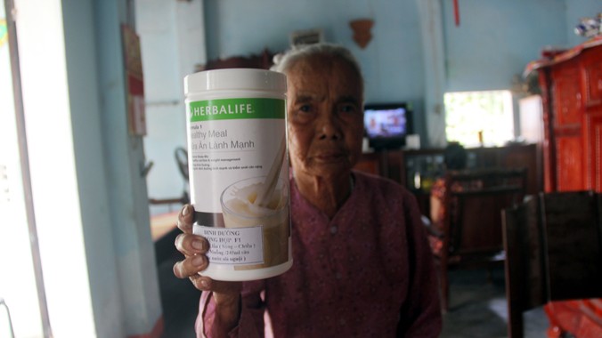Các loại thuốc, thực phẩm chức năng được “đoàn từ thiện” bán với giá cao cho người dân xã Bình Giang.