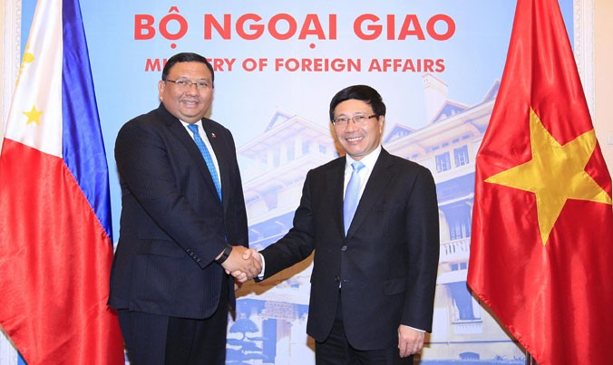Phó Thủ tướng, Bộ trưởng Bộ Ngoại giao Phạm Bình Minh ngày 11/4 đón và hội đàm với Bộ trưởng Ngoại giao Philippines Jose Almendras đang thăm Việt Nam. Ảnh: TTXVN