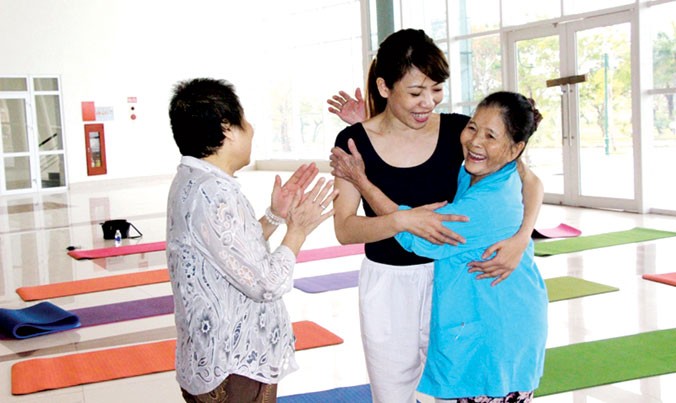 Chị Hương (đứng giữa) cười cùng các bệnh nhân.