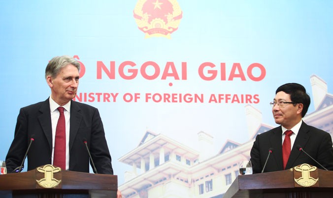 Phó Thủ tướng, Bộ trưởng Ngoại giao Phạm Bình Minh và Ngoại trưởng Anh Philip Hammond tại cuộc họp báo ngày 12/4 ở Hà Nội. Ảnh: Trúc Quỳnh