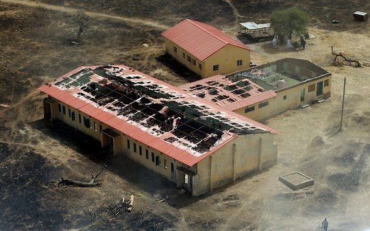 Ngôi trường bị đốt phá ở thị trấn Chibok – Nigeria, nơi hơn 200 nữ sinh bị bắt cóc. Ảnh: Telegraph